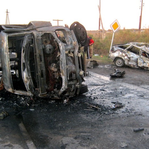 Под Астраханью бортовая «Газель» протаранила ВАЗ-2112 – пожар и два трупа