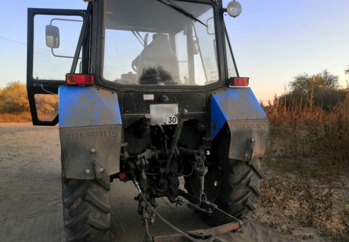 Пьяный астраханец, уже лишавшийся прав, сел за руль трактора