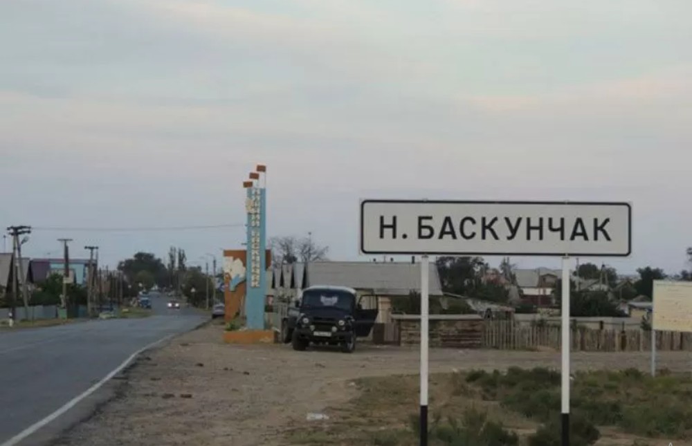 Из-за удара молнии в Астраханской области обесточило целый поселок