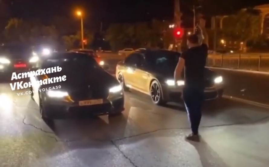 Полиция ищет участника гонки на площади Ленина в Астрахани