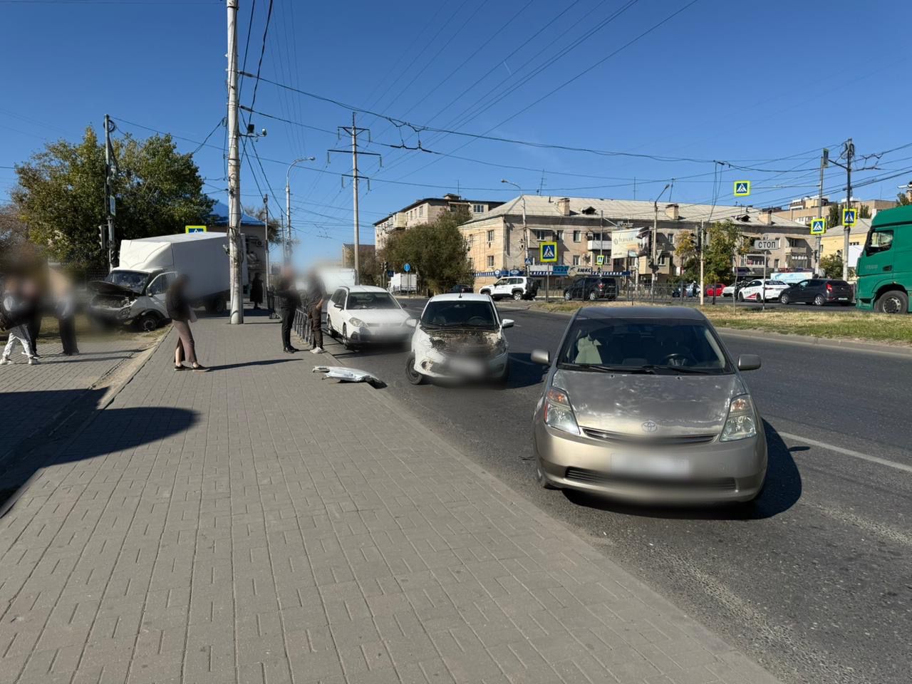 В Астрахани на перекрестке «Газель» въехала в пешеходов
