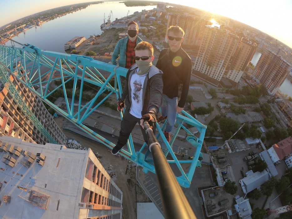 Астраханские селфиманы облюбовали строительный кран, не жалея жизни