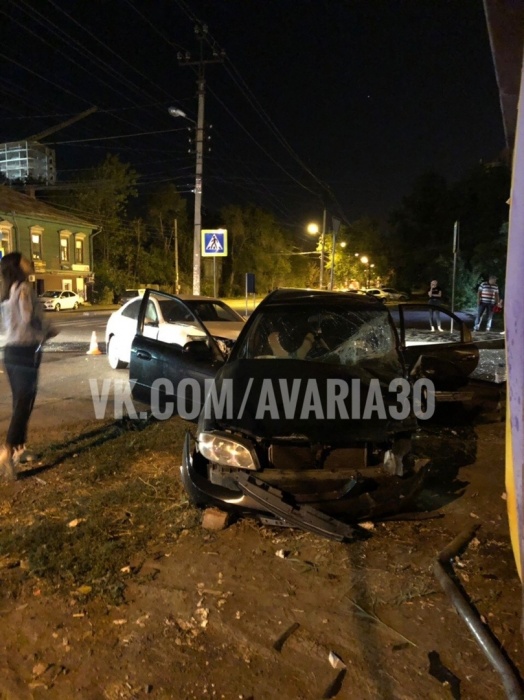 Машины сильно разбиты. В Астрахани произошла серьезная авария