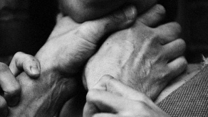 Астраханец чуть не задушил родную мать шнуром от телефона