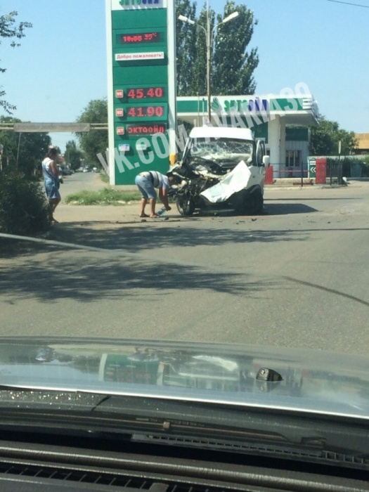 В Астрахани "Газель" и "КАМАЗ" не поделили дорогу. "Газели" пришлось несладко