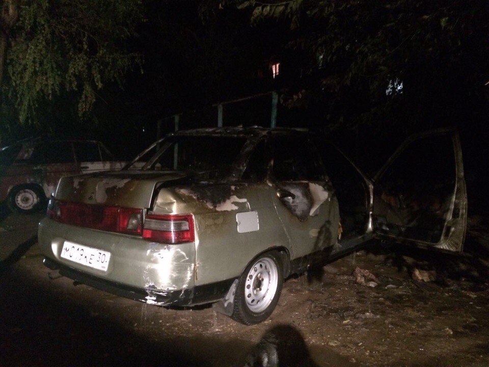 В Астраханской области сгорели два автомобиля: на трассе и во дворе