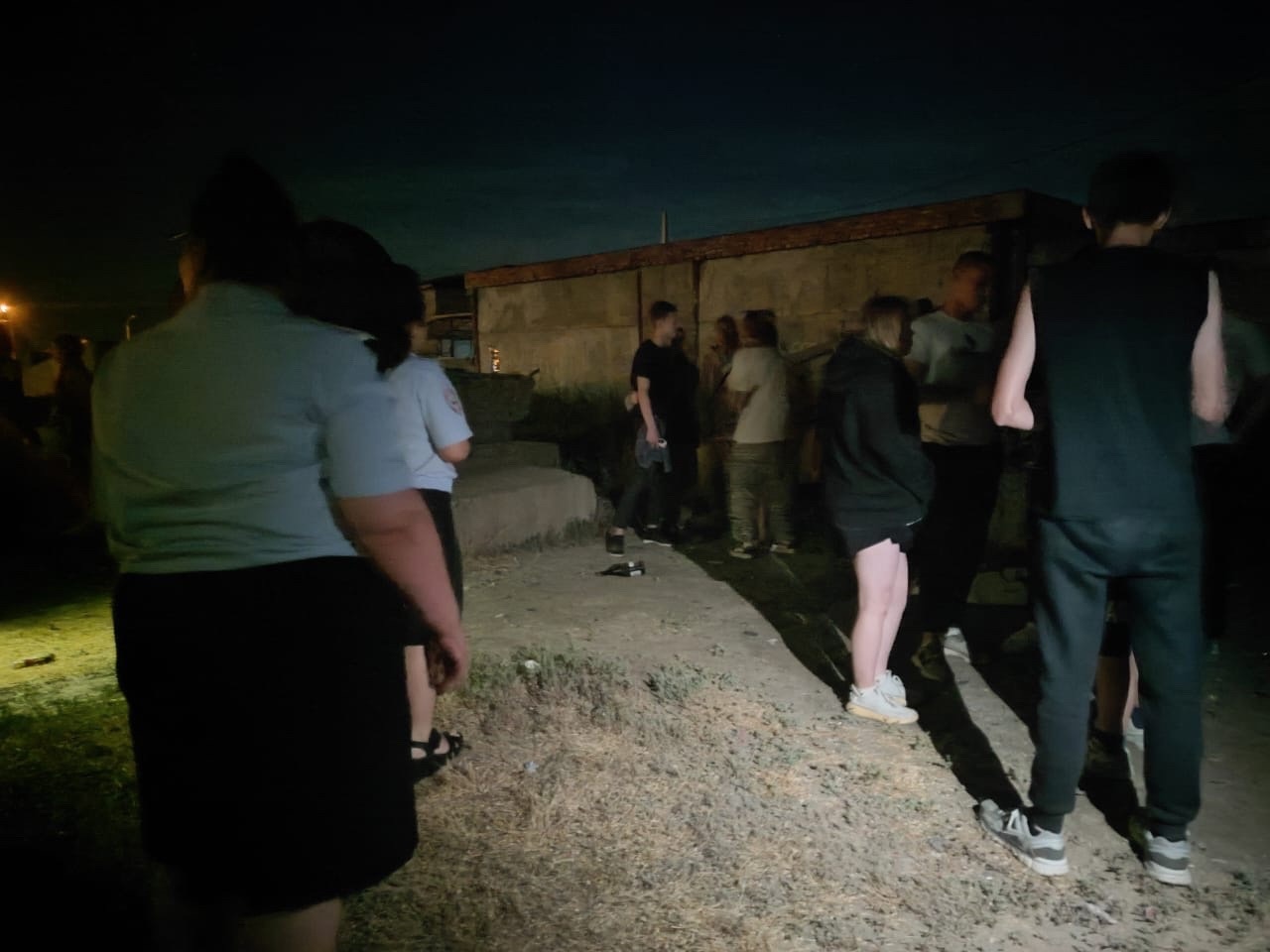 Ночью в Астрахани на пустыре полиция обнаружила группу молодых людей и подростков 