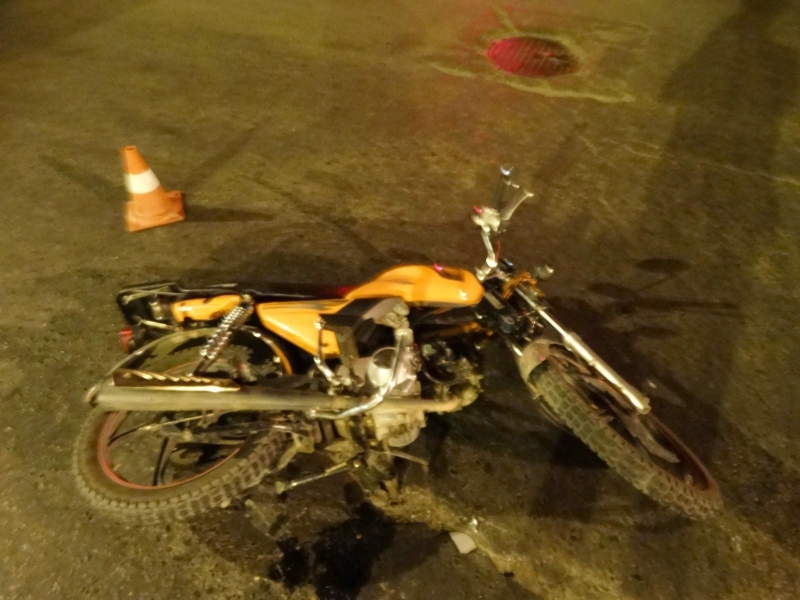 В Астрахани мотоциклист, лишенный прав, врезался во внедорожник