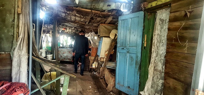 Астраханцы собирают помощь для бабушки, живущей на свалке