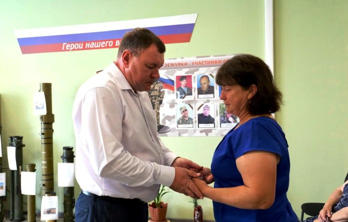 Матери астраханского бойца СВО передали орден Мужества