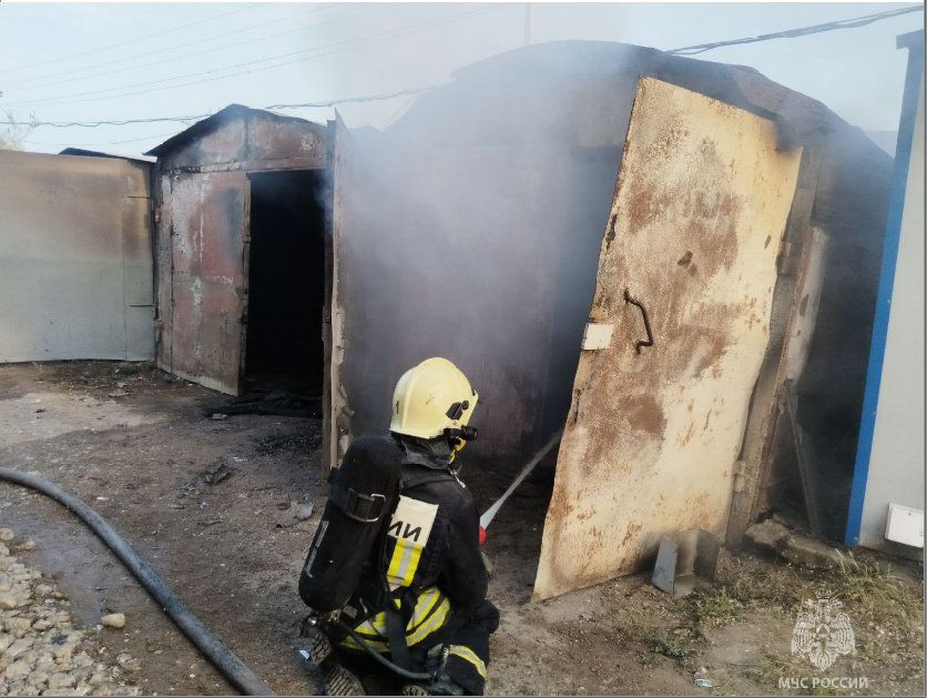 За вечер в Советском районе Астрахани сгорело 10 гаражей