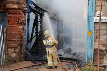 Подробности пожара на улице Калинина: огонь "зацепил" жилой дом