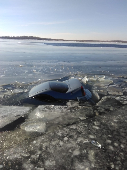 В Астраханской области иномарка с водителем ушла под лед