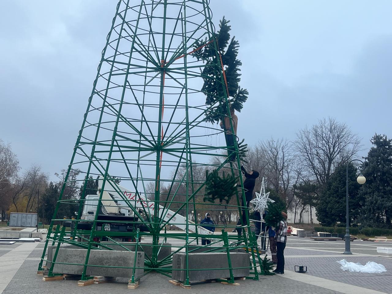 Главную городскую елку начали устанавливать в Астрахани