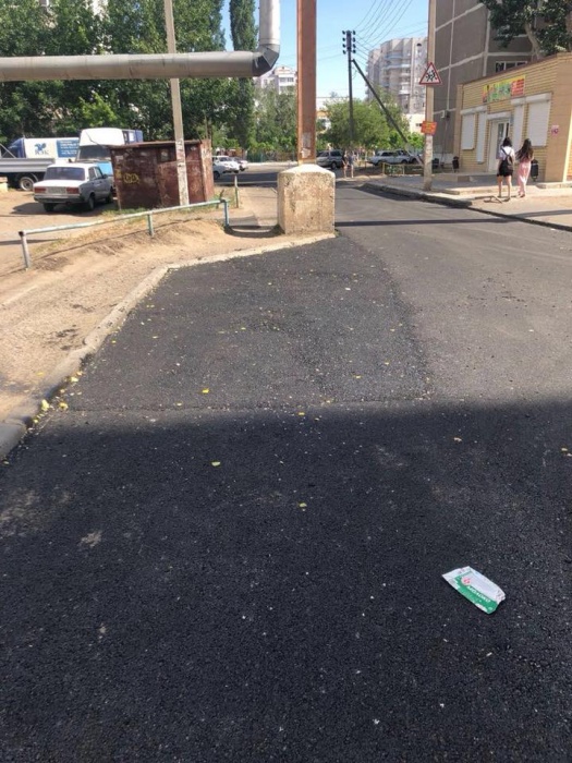 Курьёзный "парковочный карман" в мкр Бабаевского залатали