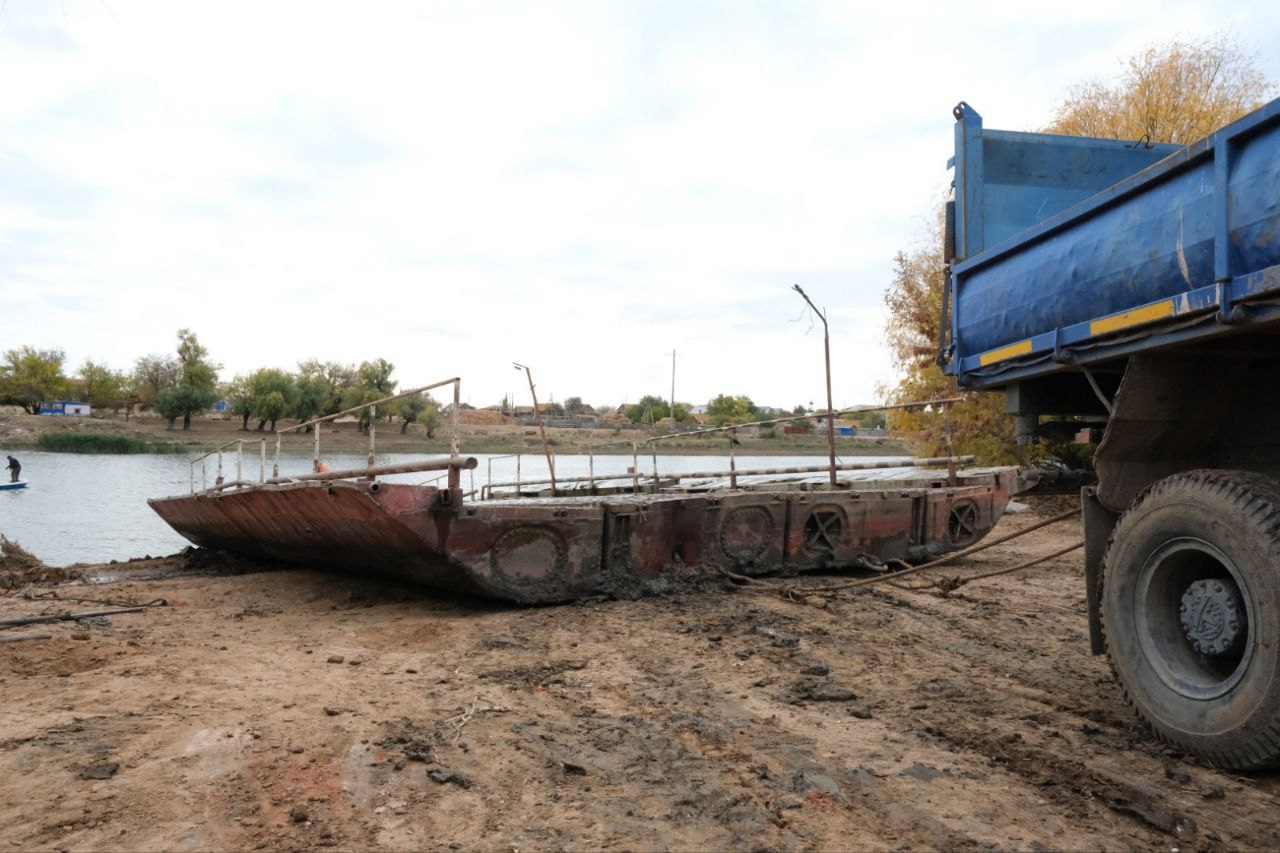 Понтон-утопленник отремонтируют под Астраханью