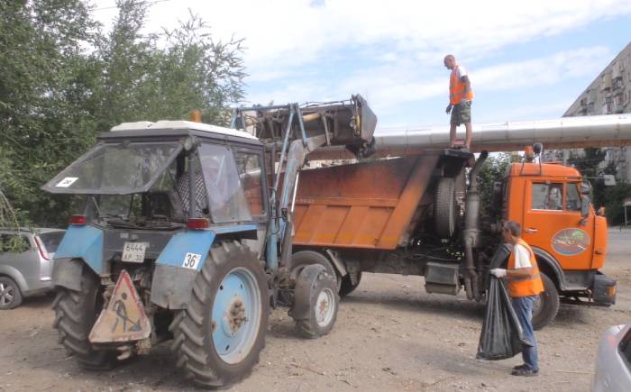 Астраханские коммунальщики убрали незаконные гаражи на Звездной