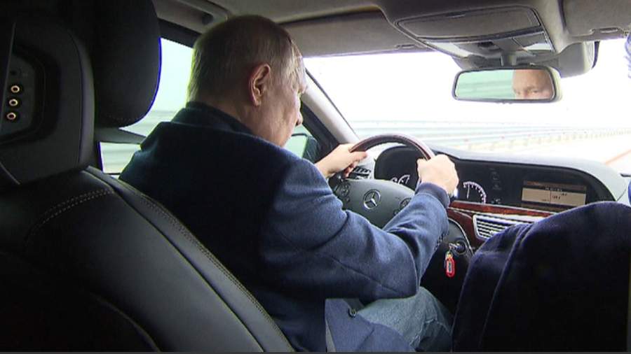 Владимир Путин на Мерседесе проехался по Крымскому посту после теракта: видео