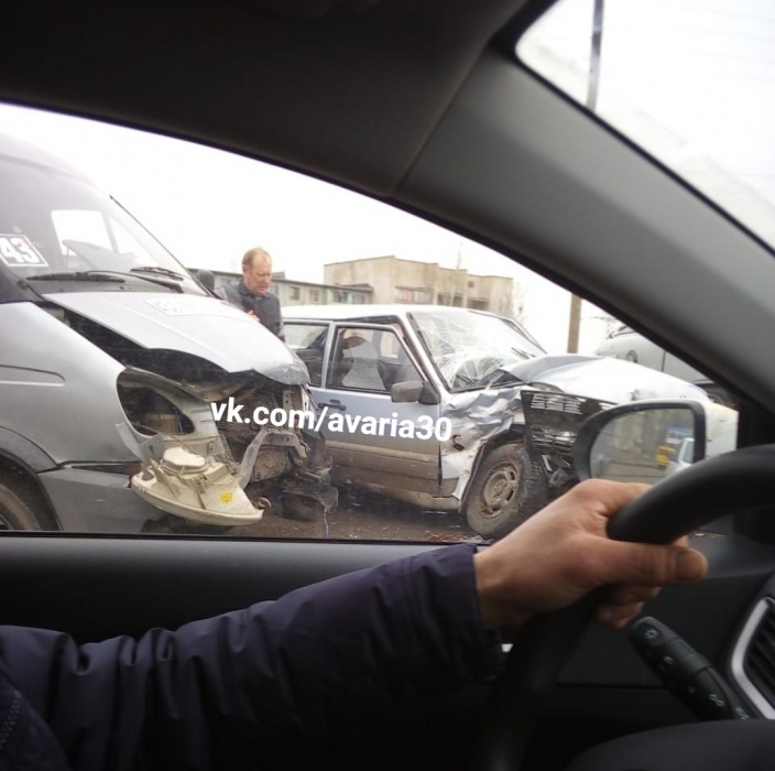 Серьезное ДТП на Кубанском мосту: столкнулись "ВАЗ" и маршрутка (ВИДЕО)