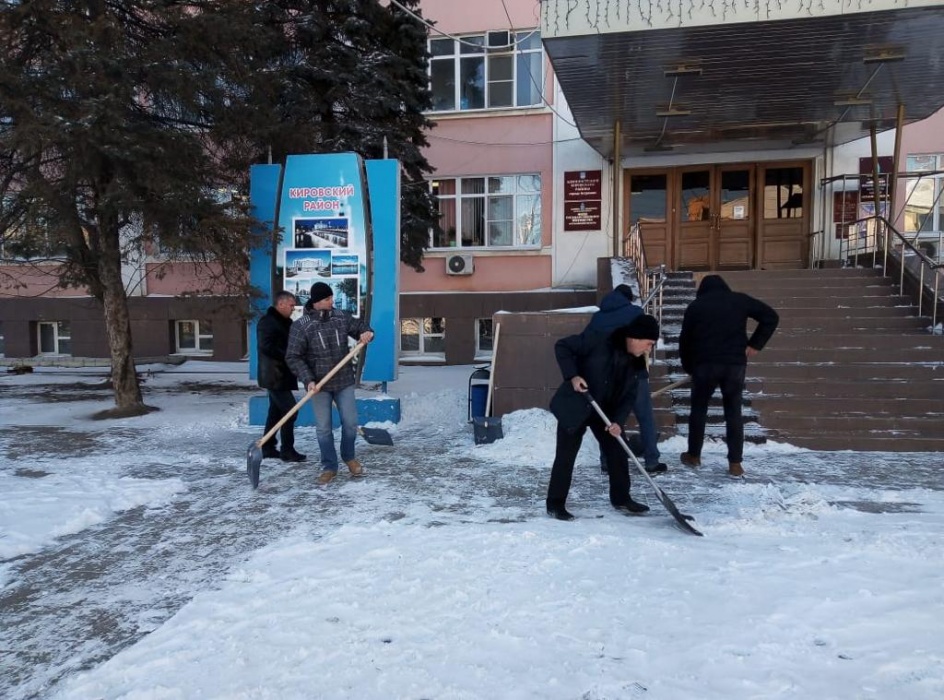 Сотрудники горадминистрации очищают Астрахань от следов снегопада: фото