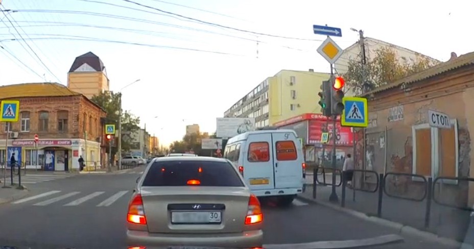В Астрахани водители маршруток, проехавшие на красный, наказаны рублем 
