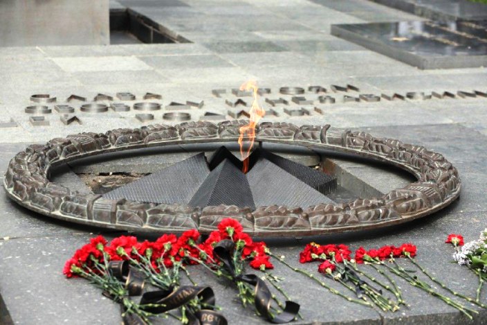 К Вечному огню в Астрахани возложили цветы дипломаты прикаспийских стран 