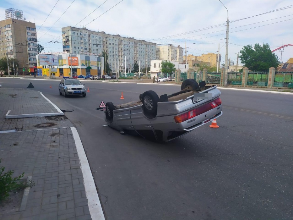 В Астрахани легковушка встала на крышу, есть пострадавшие