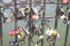 С МОСТА ВЛЮБЛЁННЫХ НАЧАЛИ СПИЛИВАТЬ ЗАМКИ. А ключики-то на дне остались