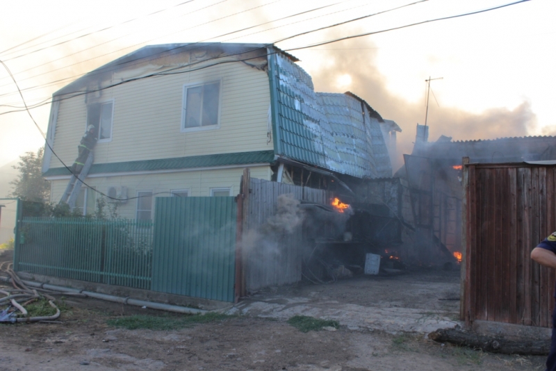   В крупном пожаре в Астрахани сгорели двухэтажный дом, гараж и автомобиль