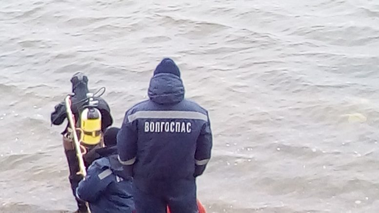 Один выбрался, второй не смог. В Астраханской области машина москвичей съехала в полои  