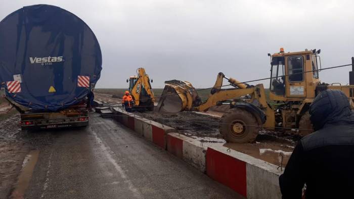 На трассе под Черным Яром в кювет слетел грузовик: движение перекрыто