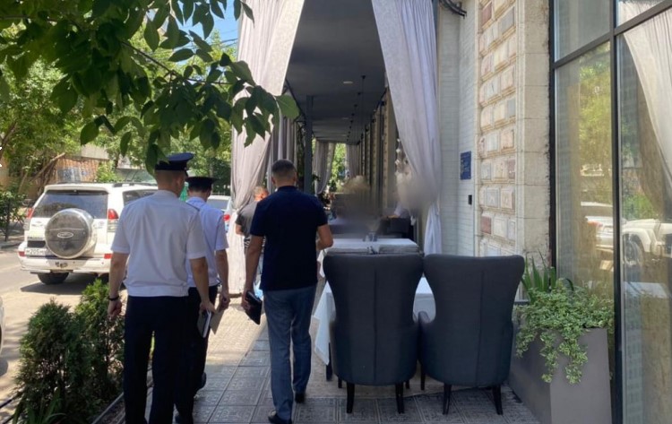 В двух астраханских кафе незаконно работали летние веранды