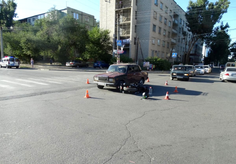В Астрахани автоледи сбила мотоциклиста