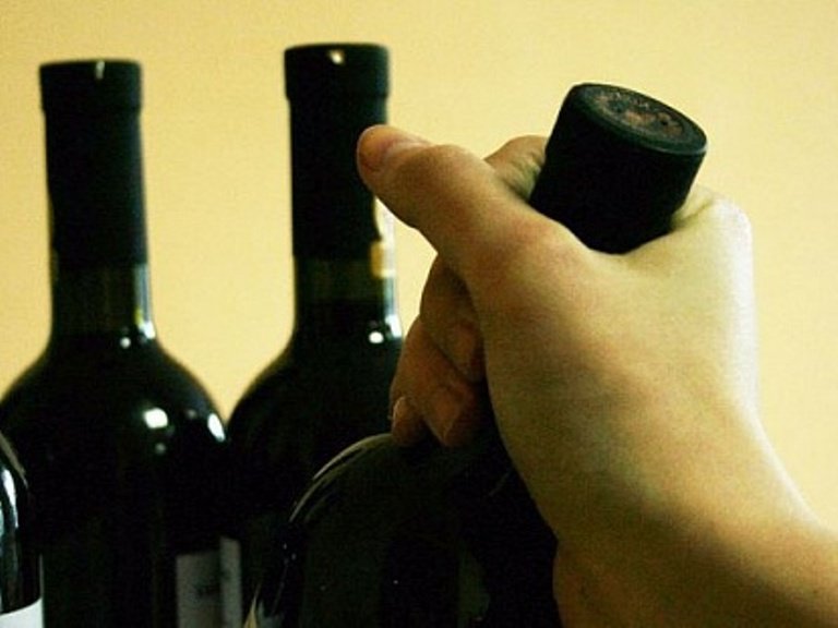 В Астрахани трое молодых людей украли алкоголь в подарок другу