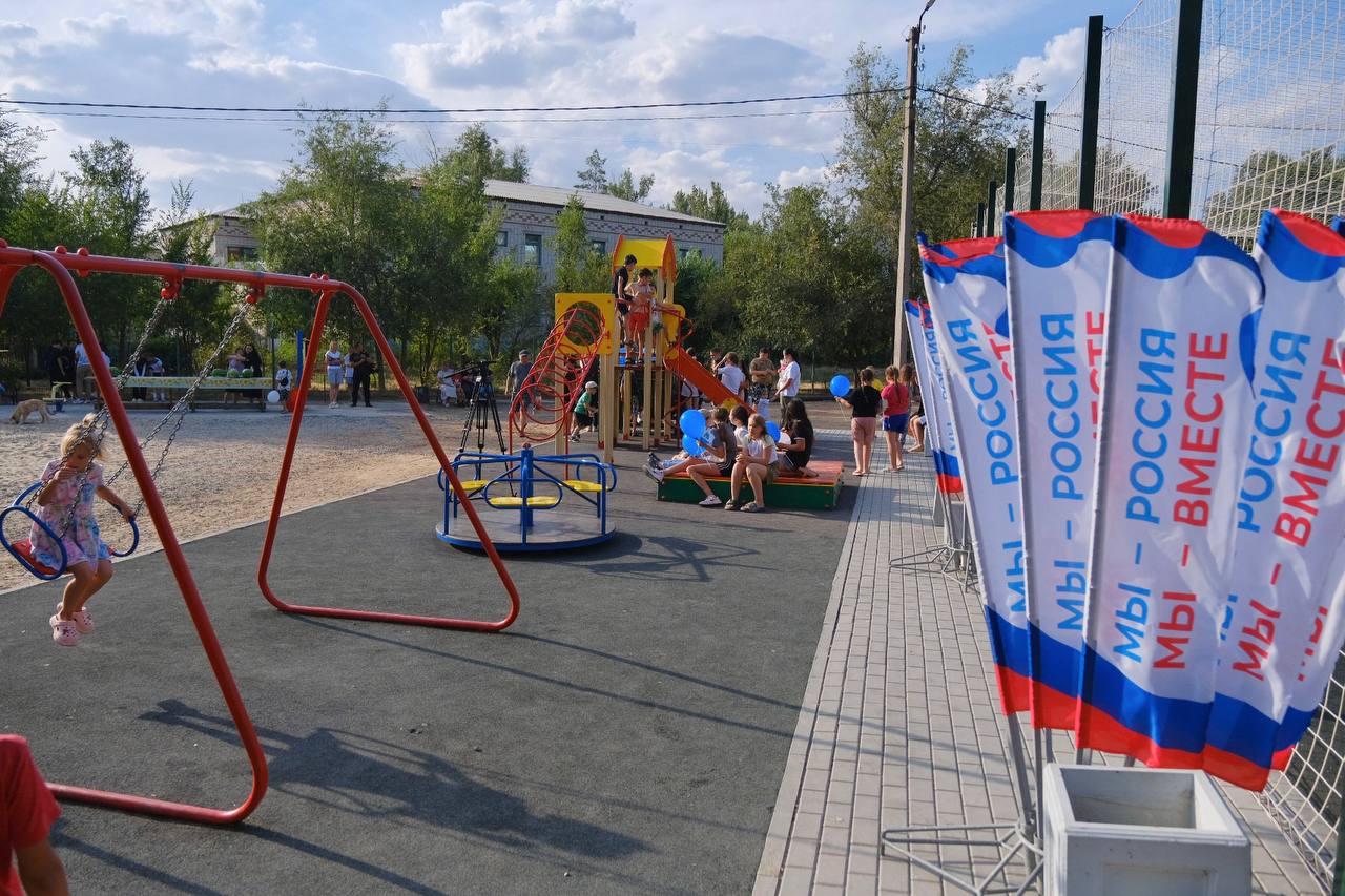 В Астрахани на месте старой детской площадки появился игровой городок