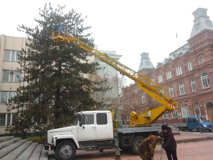 Астраханское правительство украшается к Новому году