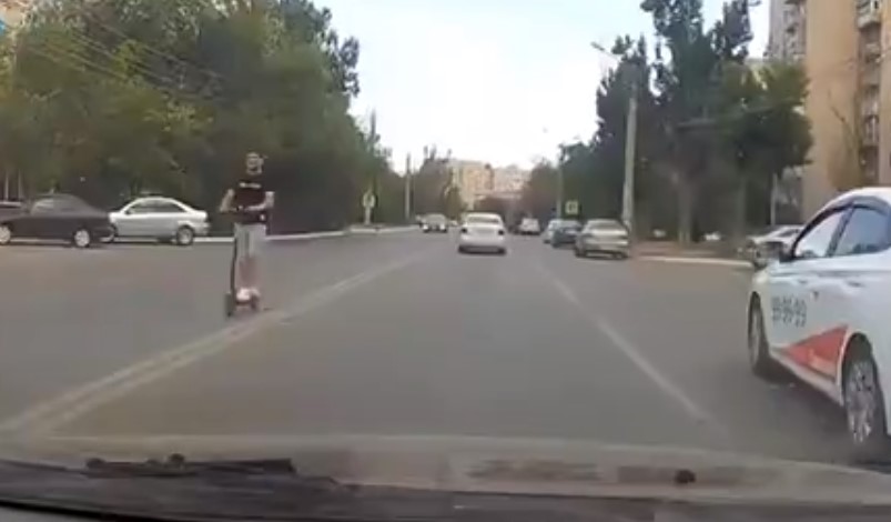 В Астрахани засняли электросамокатчика-"самоубийцу"