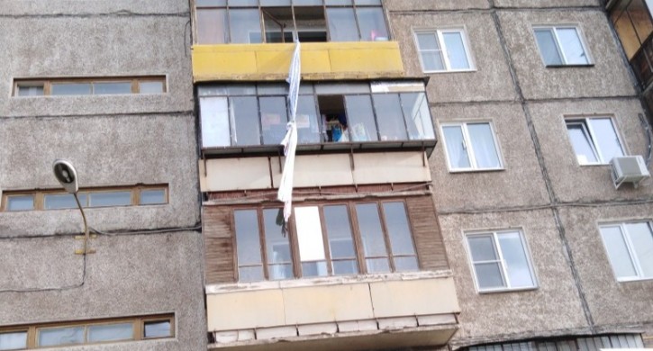 С крыши пятиэтажки в Астрахани упал мужчина