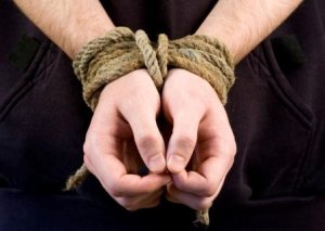 В Астрахани мужчина взял в заложники четырех человек