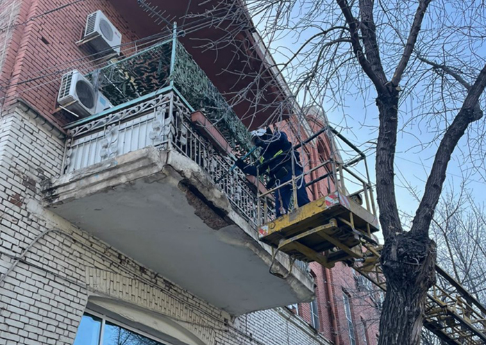 Опасный балкон в центре Астрахани больше не угрожает прохожим
