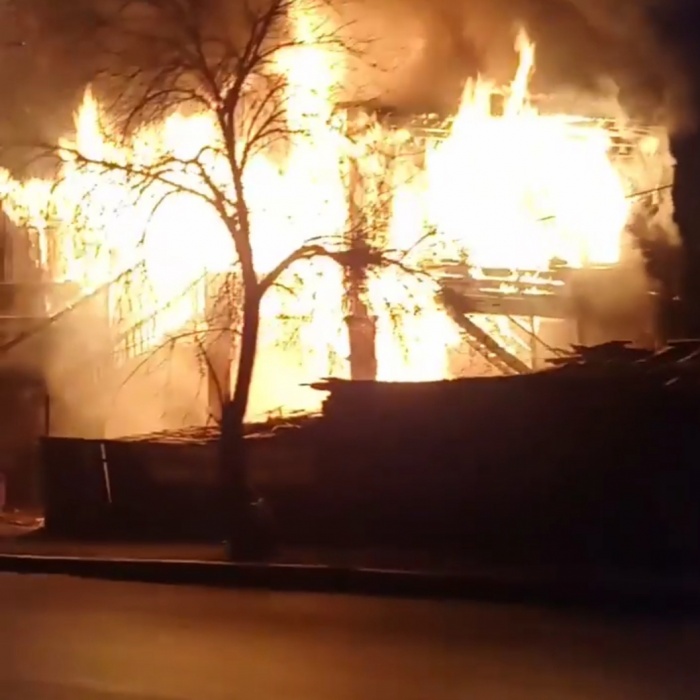 Пожар астрахань сейчас красная набережная. Астрахань пожар исады. Пожар на больших исадах астрахань. Большие исады сгорели. Астрахань пожар.