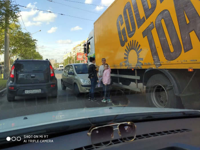 В Астрахани фура развернула легковушку на 180 градусов