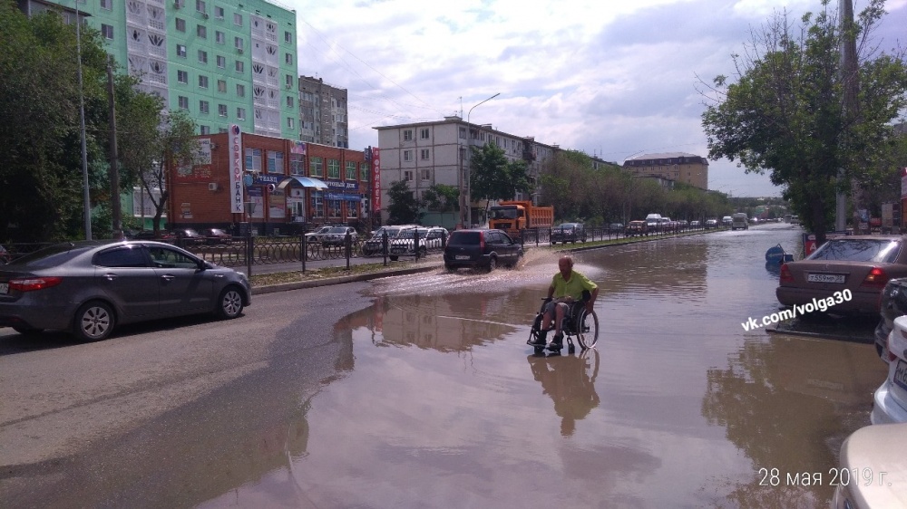 Печальное фото дня. В Астрахани инвалид едет по огромной луже