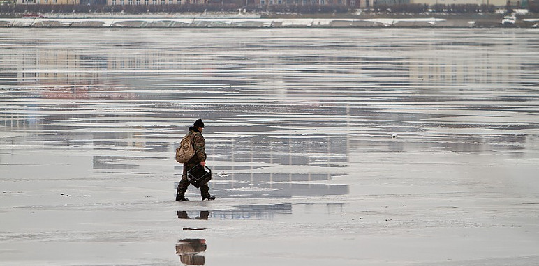 Астраханец провалился под лед