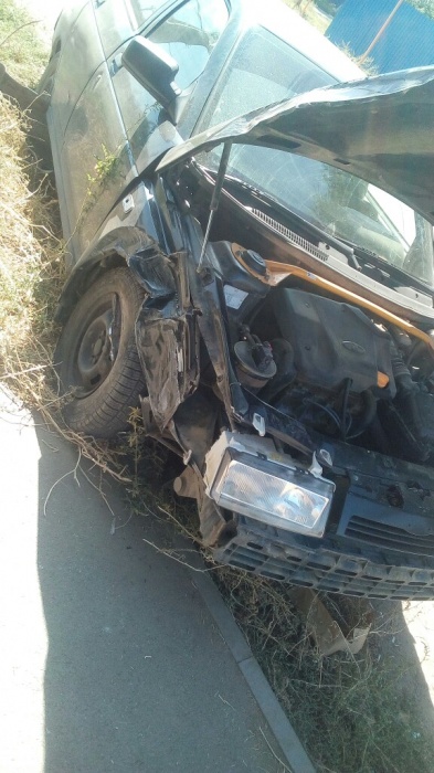 Убежал и не обещал вернуться. Машина врезалась в столб, водитель сбежал