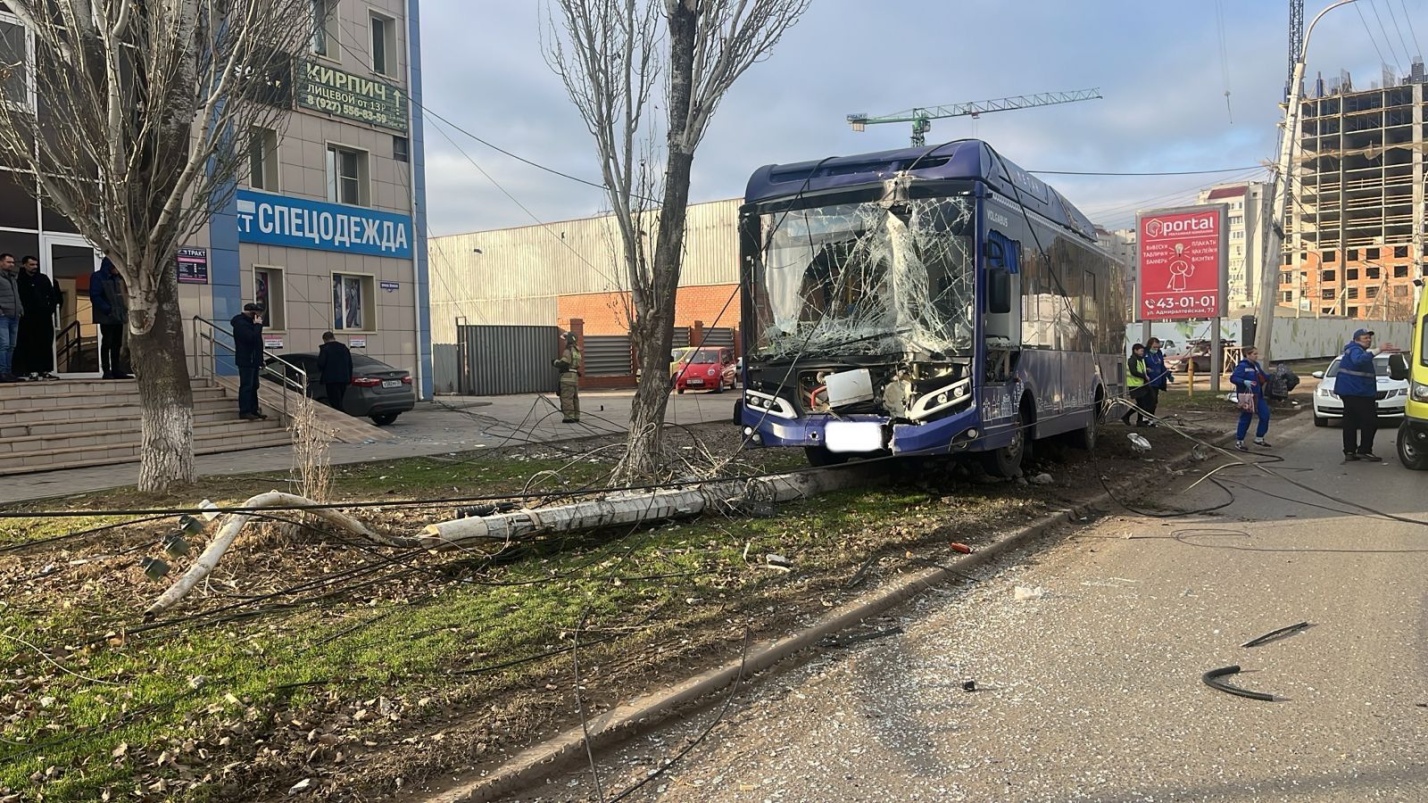 В Астрахани синий автобус снес столб и врезался в дерево