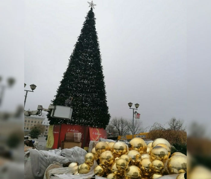 Фото дня: первая новогодняя ёлка в Астрахани