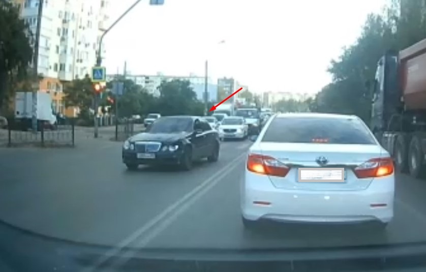 В Астрахани засняли на видео наглого водителя, чихавшего на ПДД