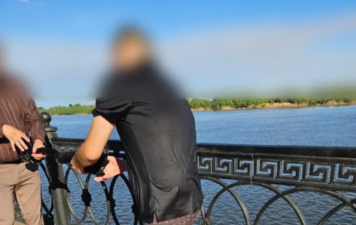 Бетонный парапет набережной едва не стал причиной гибели  астраханца