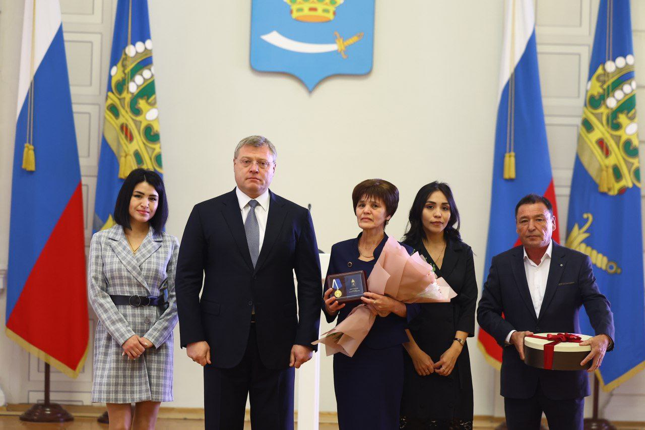 Игорь Бабушкин вручил астраханкам медали «Материнская слава»